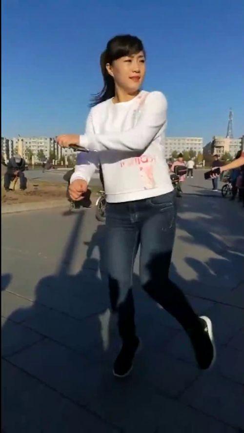 网红美女鬼步舞奔跑,网红风采尽显街头