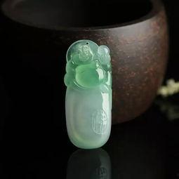 清澈的翡翠吃瓜