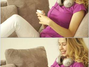 明星沙发上玩手机,沙发上的手机生活瞬间