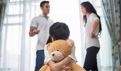 看家长吵架吃瓜,吃瓜群众围观