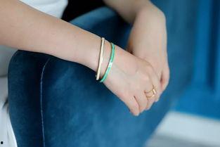 明星戴爱马仕手镯颜色,演绎时尚色彩的明星风采