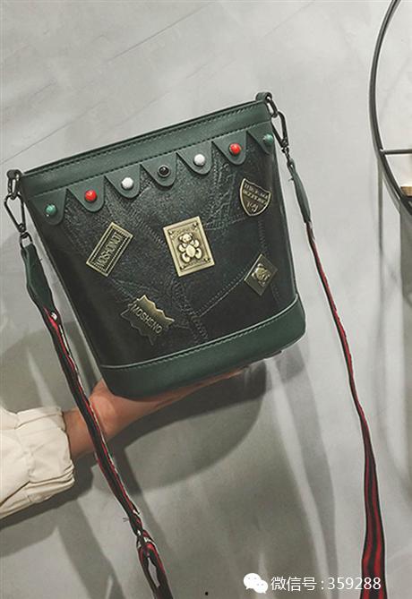 网红超火可爱斜挎包包,轻松打造时尚街头风