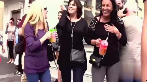 街头恶搞吃瓜路人,吃瓜路人成笑料，一场全民娱乐盛宴